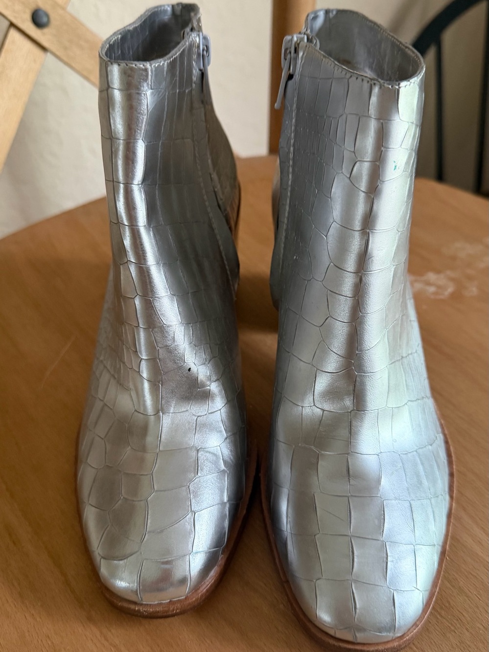 Pour LA Victoire Winona Silver Leather Embossed Croc Ankle Bootie 6.5
